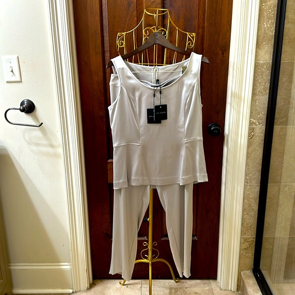 St John silver, silk top & pants. Top size Medium & pant size 8 never worn! - Picture 1 of 1
